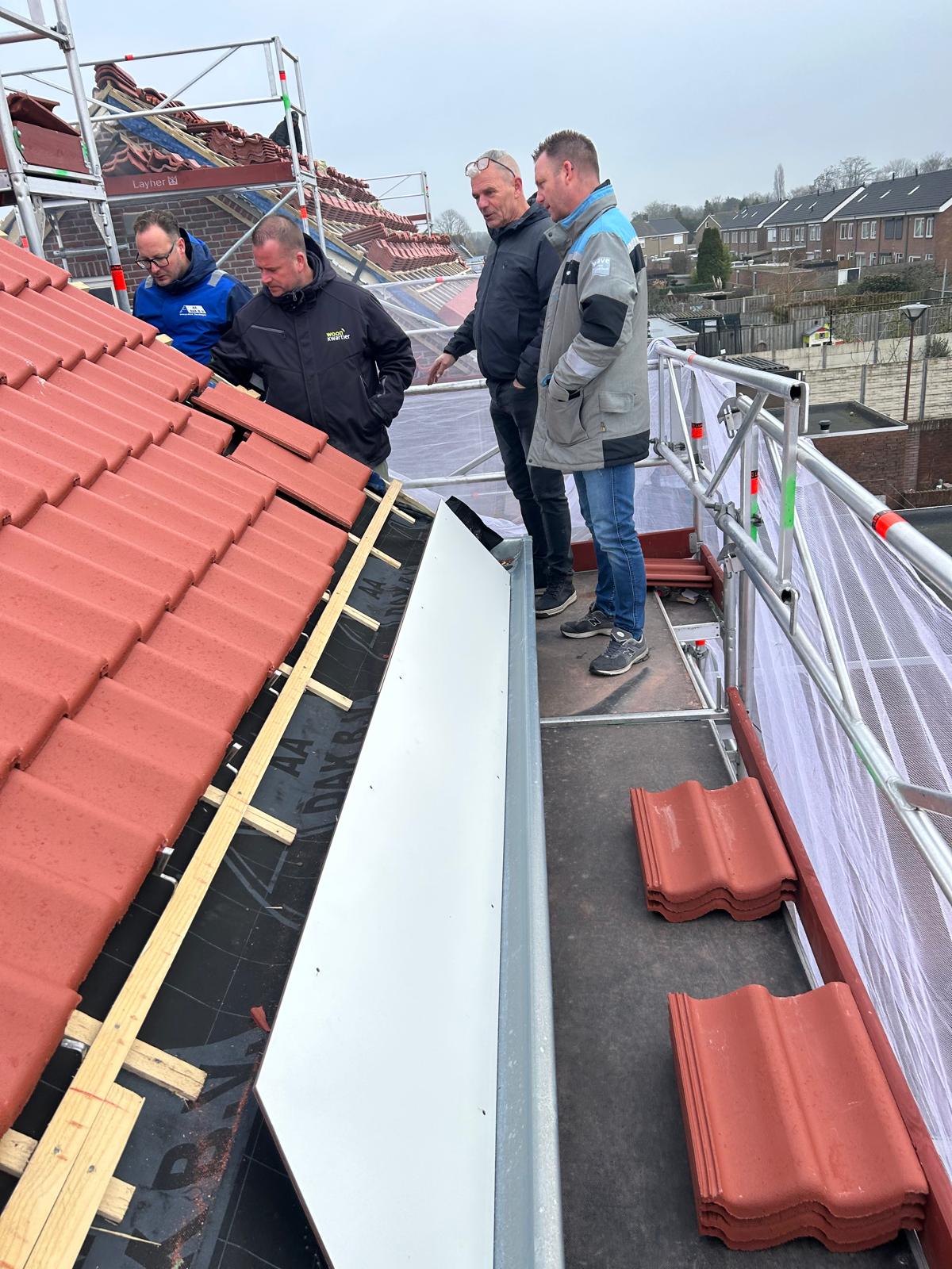 Professionele inspecteurs aan het werk op een dak